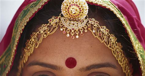 india mujeres punto rojo|Bindi en India, el punto en la frente